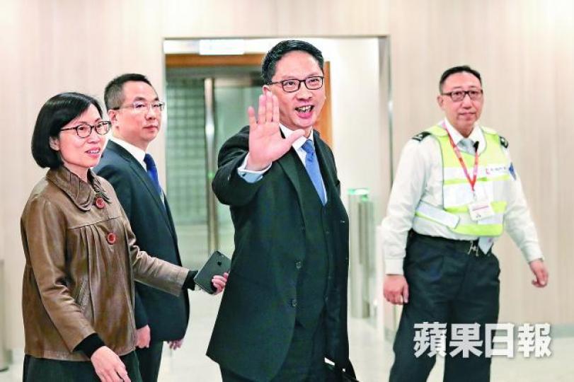 ■袁國強昨晚離開辦公室時,揮手告別記者。許頌明攝 ■袁國強昨晚離開辦公室時,揮手告別記者。許頌明攝