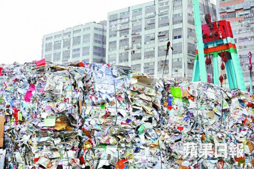 ■內地今年收緊廢紙進口標準，一批670噸廢紙被指分揀質量有問題被拒收。朱永倫攝■涉事廢紙夾雜紙皮及未拆膠圈月曆。