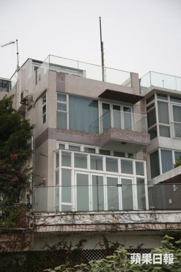 ■鄭若驊的寓所位於屯門海詩別墅一間獨立屋。 ■鄭若驊的寓所位於屯門海詩別墅一間獨立屋。