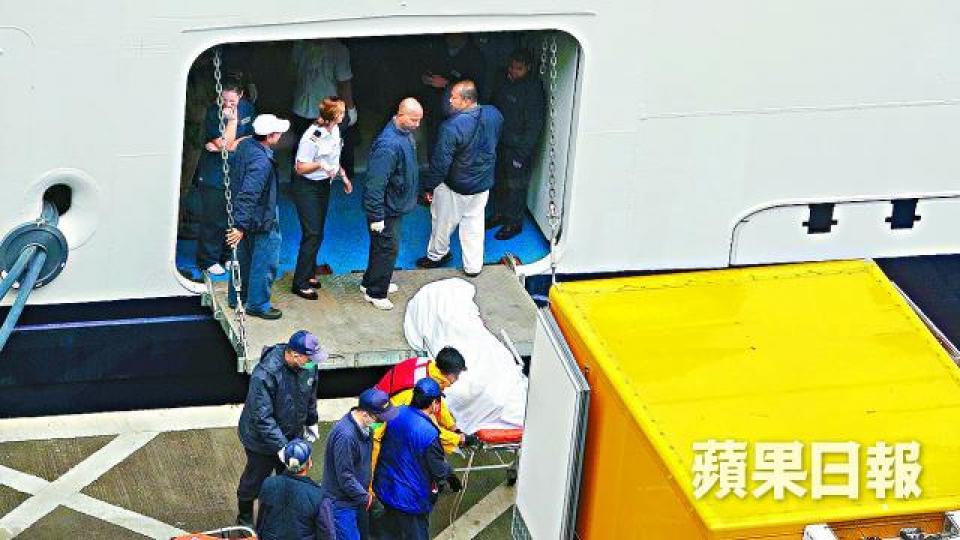 ■郵輪泊岸後,仵工將死者遺體抬走。 ■郵輪泊岸後,仵工將死者遺體抬走。