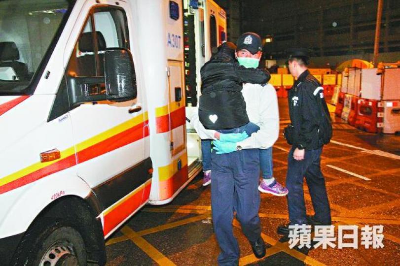 ■猝死女童的兄長事後由救護員送院檢查。 ■猝死女童的兄長事後由救護員送院檢查。