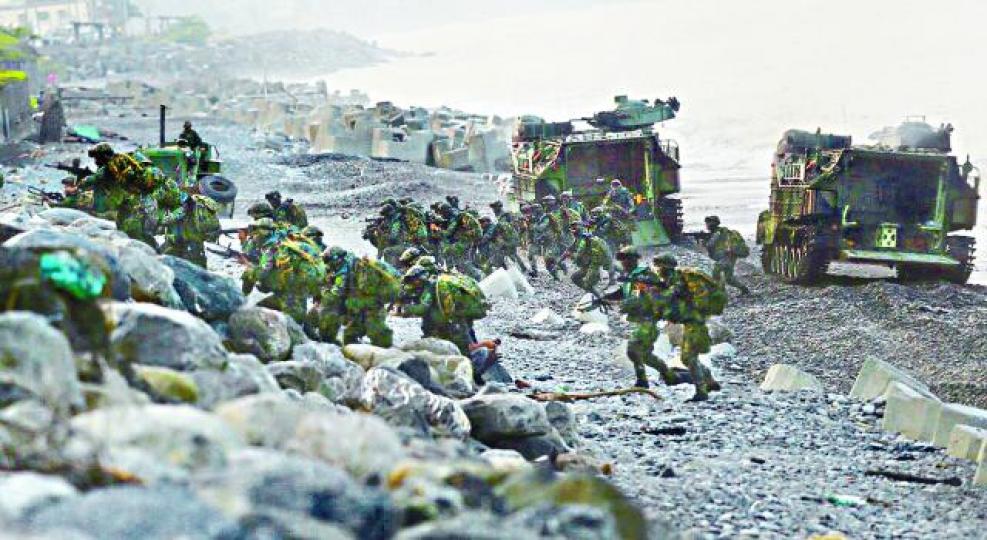 ■台軍演練搶灘登陸。資料圖片 ■台軍演練搶灘登陸。資料圖片