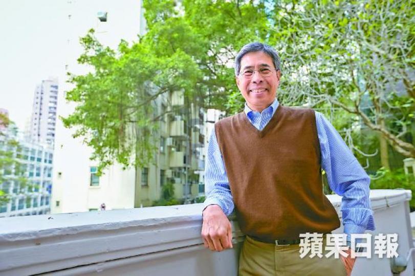 建築巨人貝聿銘兒子貝禮中說,當建築師最美妙的是在創作新建築時能從過程中,認識其他人和一地的歷史。貝聿銘的全家福,三子全部承繼父業。在貝禮中眼中,父親是個有趣、文雅又聰明的老師,一個常以子女為重的父親。與貝聿銘血脈相連的封筆之作蘇州博物館,是他最重要的建築之一,也是他送予家鄉的禮物。2001年,貝聿銘帶着貝禮中來京推介中國銀行總部的設計,貝禮中回憶,這項目最大挑戰是其緊鄰中南海、故宮,要保證銀行風格和周圍的古建築一致是難題。 建築巨人貝聿銘兒子貝禮中說,當建築師最美妙的是在創作新建築時能從過程中,認識其他人和一地的歷史。貝聿銘的全家福,三子全部承繼父業。在貝禮中眼中,父親是個有趣、文雅又聰明的老師,一個常以子女為重的父親。與貝聿銘血脈相連的封筆之作蘇州博物館,是他最重要的建築之一,也是他送予家鄉的禮物。2001年,貝聿銘帶着貝禮中來京推介中國銀行總部的設計,貝禮中回憶,這項目最大挑戰是其緊鄰中南海、故宮,要保證銀行風格和周圍的古建築一致是難題。