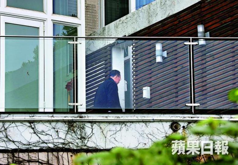 ■潘樂陶昨午經太太獨立屋暗門返回毗鄰住所。王心義攝 ■潘樂陶昨午經太太獨立屋暗門返回毗鄰住所。王心義攝