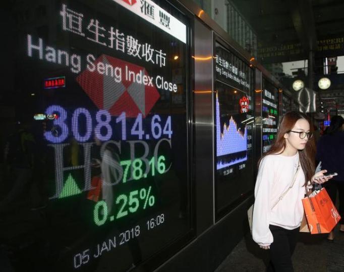 ■截至去年底,港股的平均市盈率僅為16.34倍,預料未來距離高位仍有一段路。 ■截至去年底,港股的平均市盈率僅為16.34倍,預料未來距離高位仍有一段路。