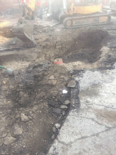 【楠塔基特島】■麻省地下污水渠爆裂,須出動推土機清理。 【楠塔基特島】■麻省地下污水渠爆裂,須出動推土機清理。