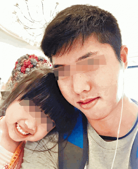 ■涉虐兒父親常於facebook上載與女兒合照,狀甚溫馨。互聯網■5歲女童猝死家中,繼母涉虐兒被蒙頭帶走。黎家駒攝■警方於女童住所內撿獲懷疑涉案藤條。溫瑞麟攝 ■涉虐兒父親常於facebook上載與女兒合照,狀甚溫馨。互聯網■5歲女童猝死家中,繼母涉虐兒被蒙頭帶走。黎家駒攝■警方於女童住所內撿獲懷疑涉案藤條。溫瑞麟攝