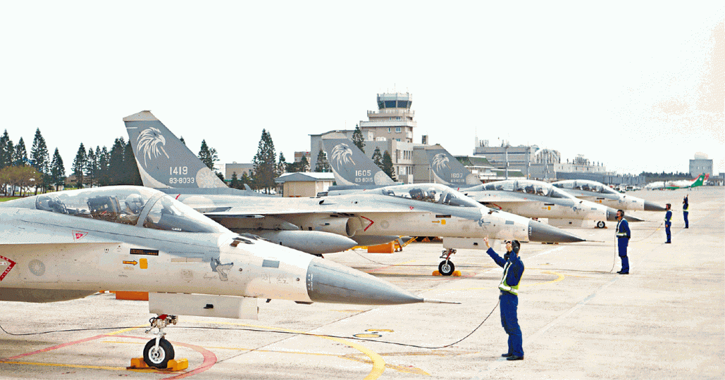 ■台空軍精英「天駒部隊」,展示IDF戰機。 ■台空軍精英「天駒部隊」,展示IDF戰機。
