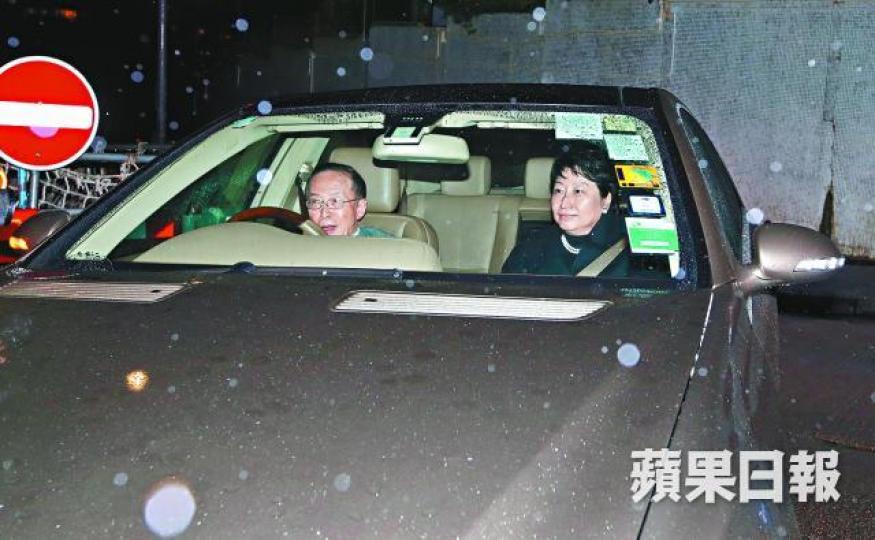 ■潘樂陶昨晚接太太鄭若驊收工,兩人返抵寓所時拒回答記者提問。何柏佳攝■簡麗群與潘樂陶離婚打官司,獲逾7億贍養費。 ■潘樂陶昨晚接太太鄭若驊收工,兩人返抵寓所時拒回答記者提問。何柏佳攝■簡麗群與潘樂陶離婚打官司,獲逾7億贍養費。