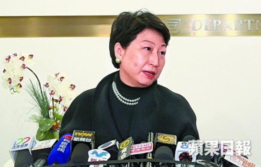 ■新任律政司長鄭若驊被揭大宅僭建,昨會見傳媒時表示抱歉。朱家駿攝■鄭若驊的海詩別墅4號及先生潘樂陶的3號屋疑有多處僭建。何柏佳攝■4號屋的買賣協議的特別條款,顯示買家鄭若驊或知物業有問題。■有地產網頁顯示海詩別墅其他獨立屋有類似樓梯通往地庫。互聯網 ■新任律政司長鄭若驊被揭大宅僭建,昨會見傳媒時表示抱歉。朱家駿攝■鄭若驊的海詩別墅4號及先生潘樂陶的3號屋疑有多處僭建。何柏佳攝■4號屋的買賣協議的特別條款,顯示買家鄭若驊或知物業有問題。■有地產網頁顯示海詩別墅其他獨立屋有類似樓梯通往地庫。互聯網