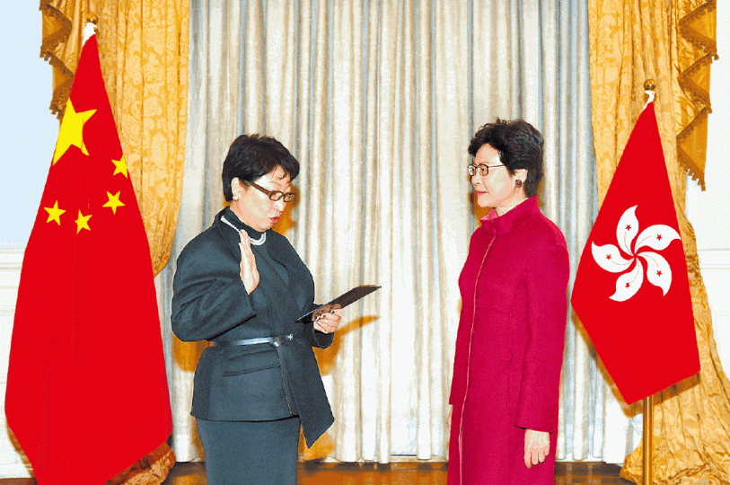 ■鄭若驊昨早到禮賓府,在特首林鄭月娥監誓下宣誓就職。政府新聞處圖片 ■鄭若驊昨早到禮賓府,在特首林鄭月娥監誓下宣誓就職。政府新聞處圖片