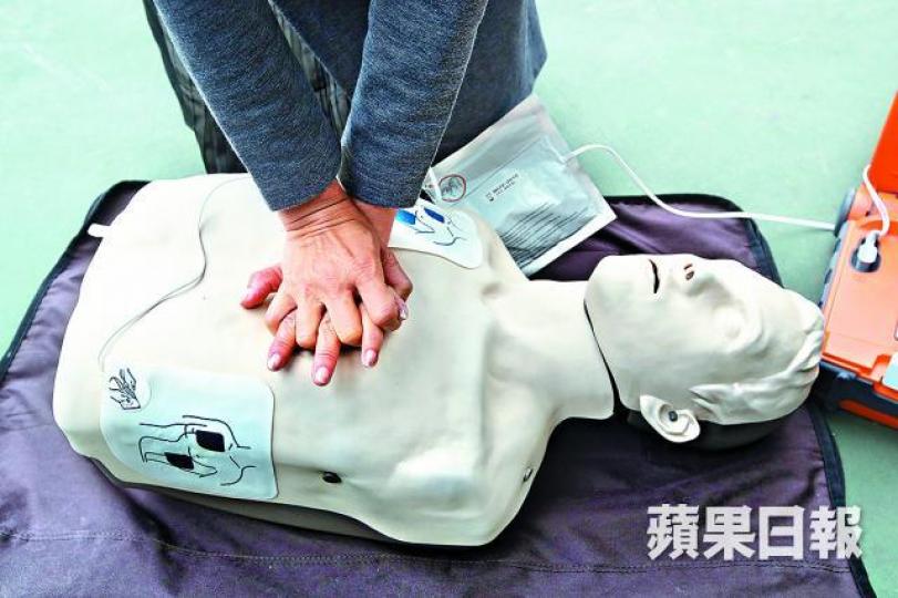 ■除顫器透過電流令心臟停止不正常顫動,由心臟起搏點「竇房結」重新控制有協調的跳動。何柏佳攝 ■除顫器透過電流令心臟停止不正常顫動,由心臟起搏點「竇房結」重新控制有協調的跳動。何柏佳攝