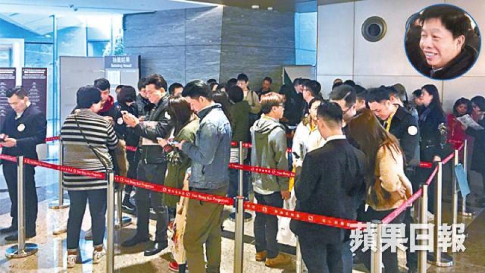 ■雲海位於環球貿易廣場的售樓處昨現參觀人龍;圓圖為計劃幫女兒買樓的梁先生。 ■雲海位於環球貿易廣場的售樓處昨現參觀人龍;圓圖為計劃幫女兒買樓的梁先生。