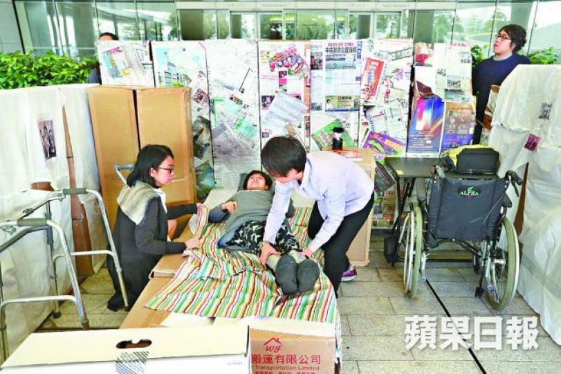 ■團體昨模擬院舍合適寢室應可三面落床,方便醫護及親友照顧。 ■團體昨模擬院舍合適寢室應可三面落床,方便醫護及親友照顧。