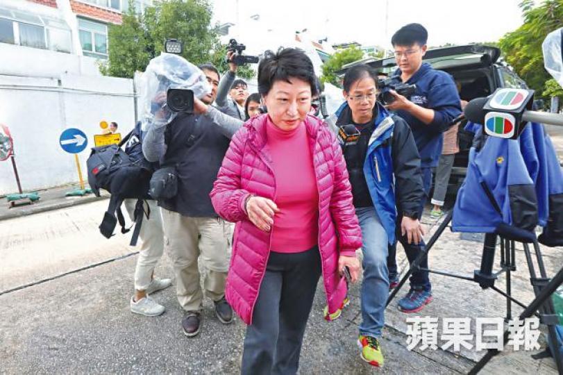 ■鄭若驊昨在大宅外被傳媒追訪,拒交代涉僭建詳情。朱永倫攝■兩名青年昨在鄭若驊大宅拖出兩狗散步。莊建鑫攝 ■鄭若驊昨在大宅外被傳媒追訪,拒交代涉僭建詳情。朱永倫攝■兩名青年昨在鄭若驊大宅拖出兩狗散步。莊建鑫攝