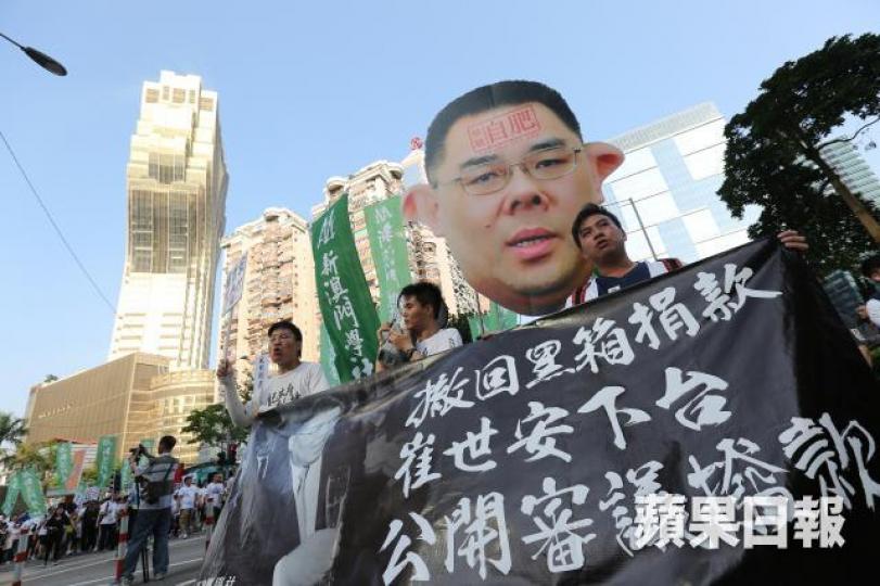 ■蘇嘉豪因2016年往特首官邸遞交信件,涉嫌未聽警員指示離開,被控「加重違令」罪。資料圖片 ■蘇嘉豪因2016年往特首官邸遞交信件,涉嫌未聽警員指示離開,被控「加重違令」罪。資料圖片