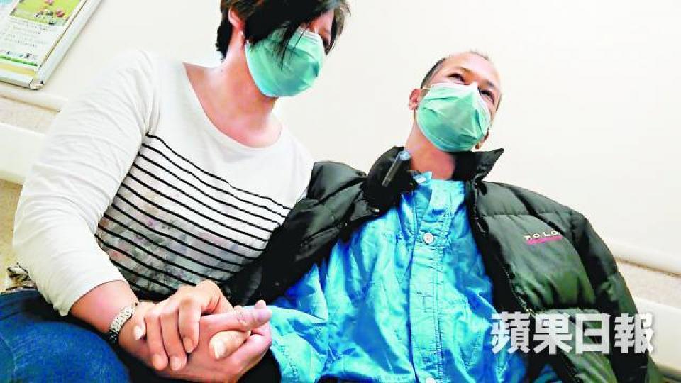 ■黃富強肝功能僅餘一成;旁為其妻子。資料圖片 ■黃富強肝功能僅餘一成;旁為其妻子。資料圖片