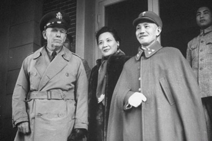 ■蔣介石(右)在淞滬大戰國軍損失慘重,但卻在軍閥群中確立了領袖的地位。互聯網圖片 ■蔣介石(右)在淞滬大戰國軍損失慘重,但卻在軍閥群中確立了領袖的地位。互聯網圖片