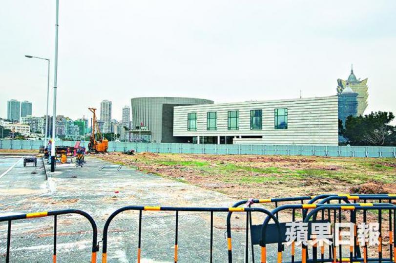 ■澳門立法會外草地將建大樓,被指收窄示威空間。 ■澳門立法會外草地將建大樓,被指收窄示威空間。