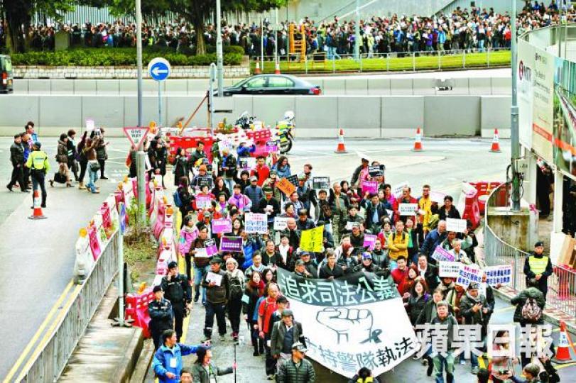 ■遊行隊伍展示支持警隊執法的大型標語。 ■遊行隊伍展示支持警隊執法的大型標語。