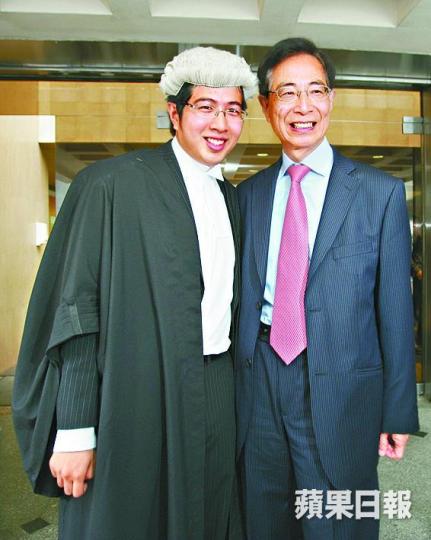 ■李柱銘(右)支持戴啟思名單,兒子李祖詒(左)則在林定國名單參選,兩人取態不同。 ■李柱銘(右)支持戴啟思名單,兒子李祖詒(左)則在林定國名單參選,兩人取態不同。