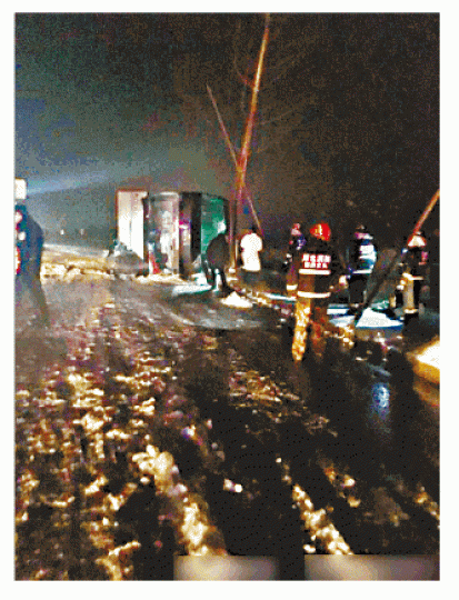 ■長途巴士在雪地失控翻側造成傷亡。互聯網 ■長途巴士在雪地失控翻側造成傷亡。互聯網