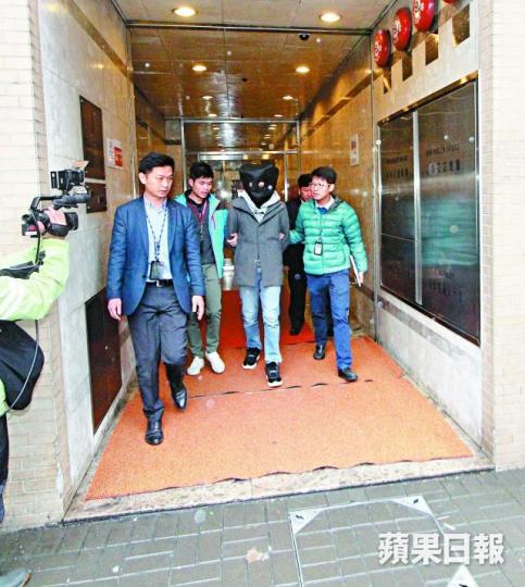 ■疑犯昨被押返觀塘辦公室調查。 ■疑犯昨被押返觀塘辦公室調查。