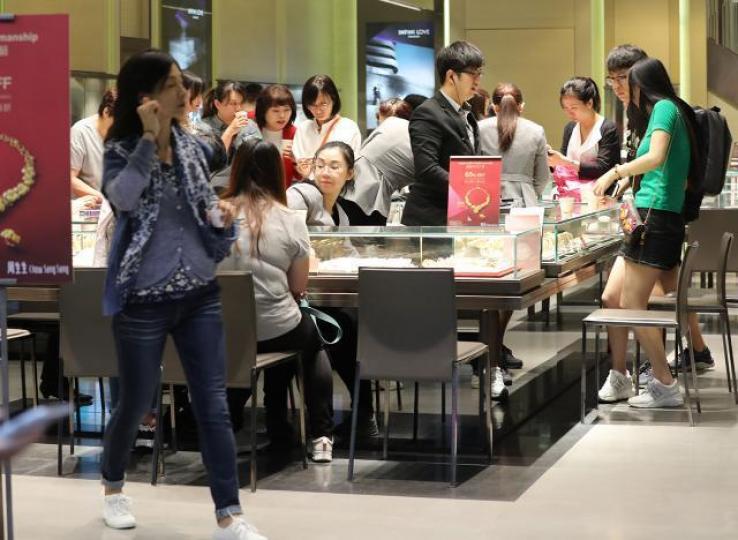 ■2017年11月訪港旅客逾497萬人次,按年升7%,零售業正式踏入復蘇期。 資料圖片 ■2017年11月訪港旅客逾497萬人次,按年升7%,零售業正式踏入復蘇期。 資料圖片