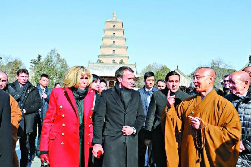 ■馬克龍參觀大雁塔聽住持介紹該塔歷史。 美聯社 ■馬克龍參觀大雁塔聽住持介紹該塔歷史。 美聯社