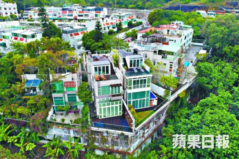 ■鄭若驊及丈夫潘樂陶被踢爆位於屯門海詩別墅的兩幢獨立屋疑有多處僭建物。 ■鄭若驊及丈夫潘樂陶被踢爆位於屯門海詩別墅的兩幢獨立屋疑有多處僭建物。
