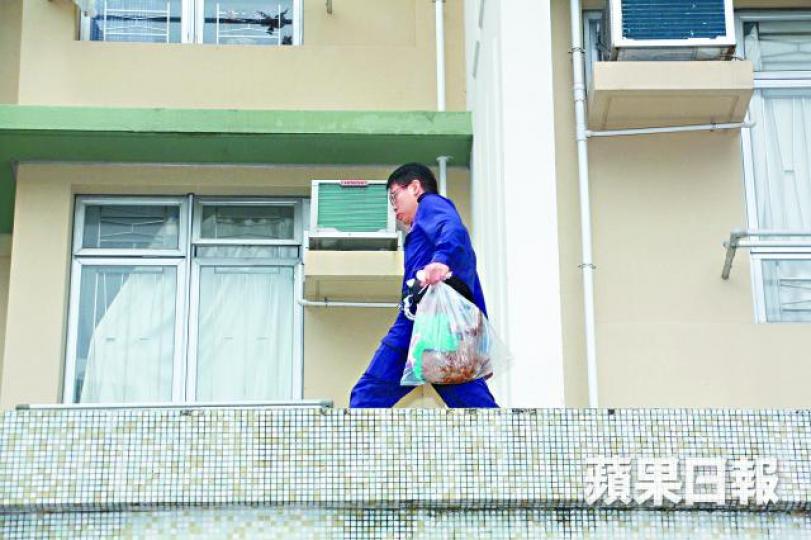 ■愛協人員在大廈平台撿走一具貴婦狗屍體。劉永明攝■涉掟狗落街的女子被捕帶署。 ■愛協人員在大廈平台撿走一具貴婦狗屍體。劉永明攝■涉掟狗落街的女子被捕帶署。