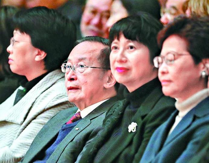 ■潘樂陶(左二)昨現身法律年活動。 ■潘樂陶(左二)昨現身法律年活動。