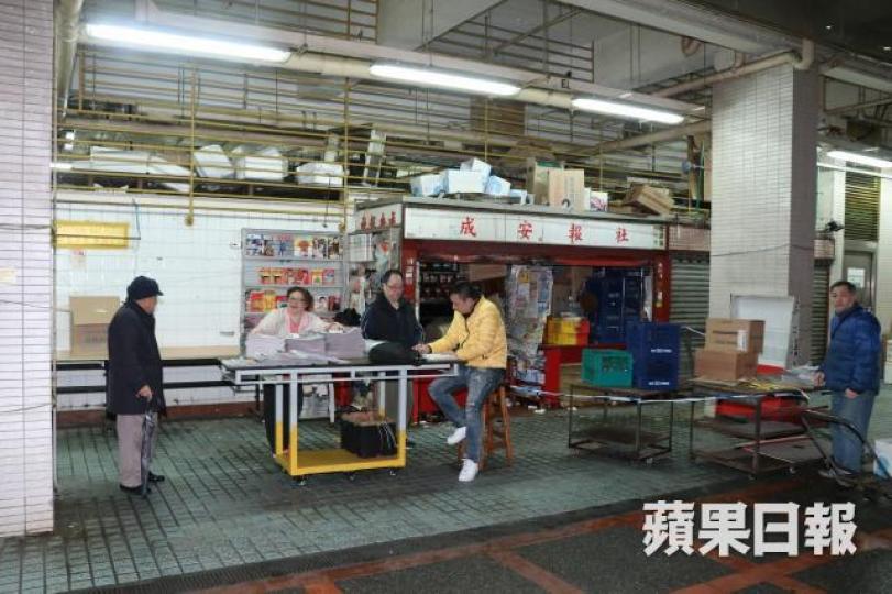 ■牛池灣街市一間報檔被剪斷鐵閘鎖鏈爆竊。唐家輝攝 ■牛池灣街市一間報檔被剪斷鐵閘鎖鏈爆竊。唐家輝攝