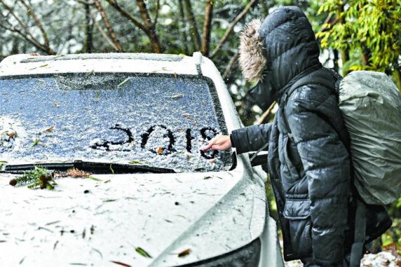 ■廣東清遠金子山銀裝素裹,市民在車窗寫下「2018」。 ■廣東清遠金子山銀裝素裹,市民在車窗寫下「2018」。