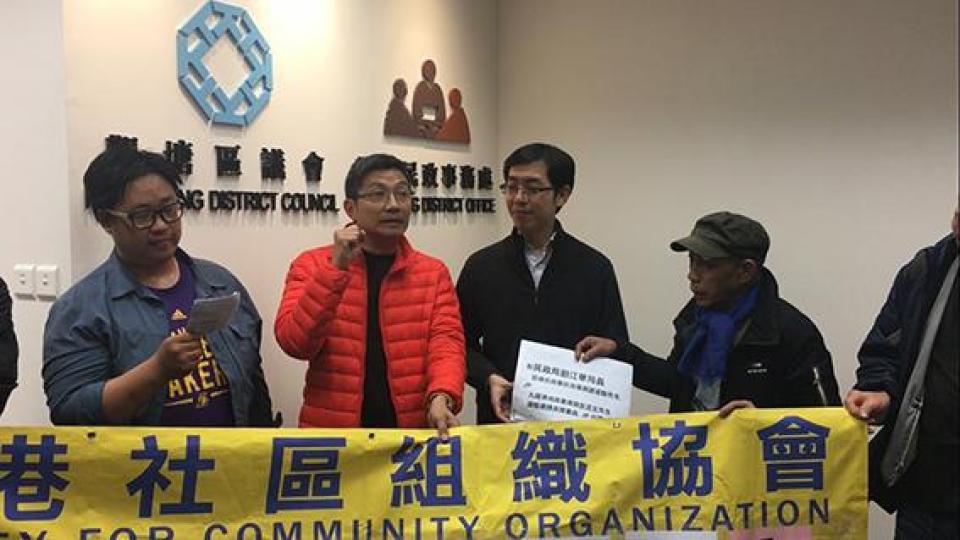 ■香港社區組織協會昨聯同露宿者代表,與民政署、運輸署和地政總署職員開會,表達住屋困難和不滿。 ■香港社區組織協會昨聯同露宿者代表,與民政署、運輸署和地政總署職員開會,表達住屋困難和不滿。