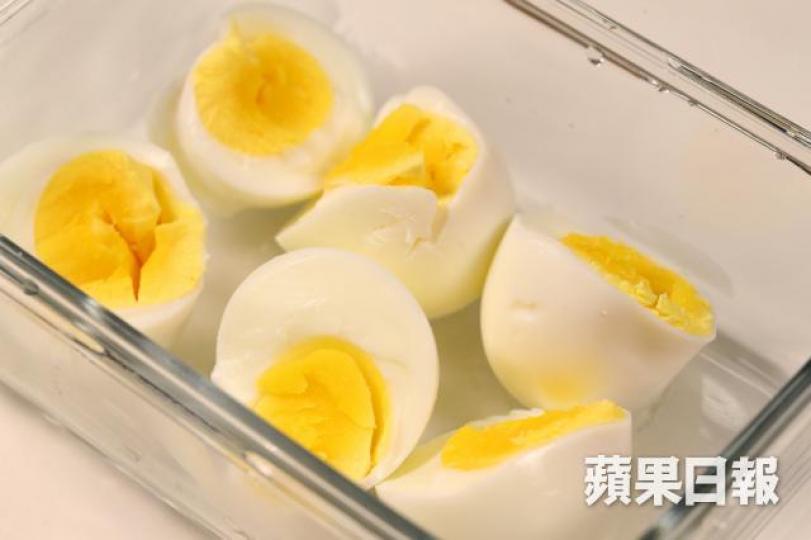 ■蛋黃雖含膽固醇,但其脂肪大部份屬不飽和脂肪,亦含多種礦物質及維生素。資料圖片 ■蛋黃雖含膽固醇,但其脂肪大部份屬不飽和脂肪,亦含多種礦物質及維生素。資料圖片