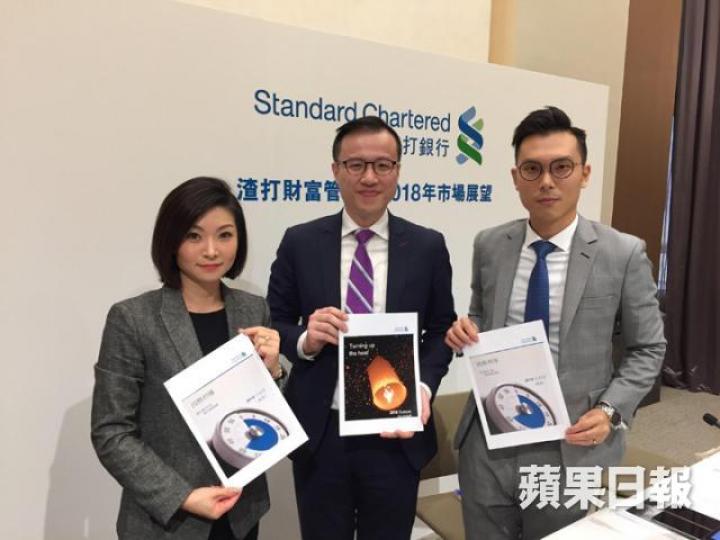 ■趙海珠(左)低調復出,有渣打財富管理業務投策策略主管梁振輝(中)相伴。 ■趙海珠(左)低調復出,有渣打財富管理業務投策策略主管梁振輝(中)相伴。