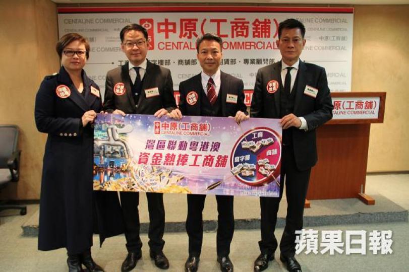 ■中原(工商舖)商舖部董事黃偉基(左)料核心區舖租有機會按年升5%至10%。 ■中原(工商舖)商舖部董事黃偉基(左)料核心區舖租有機會按年升5%至10%。