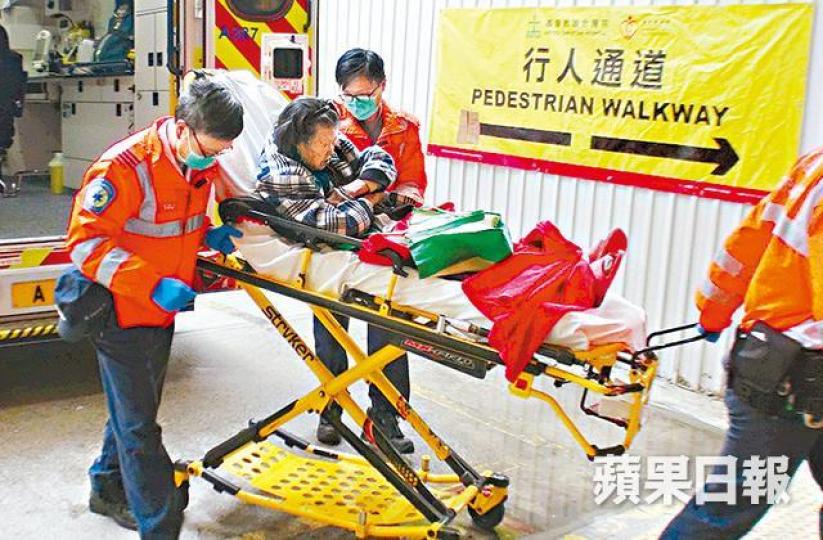 ■昨日有長者因低溫症送院。■天氣寒冷吸引市民買熱食保暖,街邊小販稱昨日烤番薯尤為熱賣。■露宿者劉先生指昨晚穿上厚棉褸和以木板擋風,稱並不覺凍。 ■昨日有長者因低溫症送院。■天氣寒冷吸引市民買熱食保暖,街邊小販稱昨日烤番薯尤為熱賣。■露宿者劉先生指昨晚穿上厚棉褸和以木板擋風,稱並不覺凍。