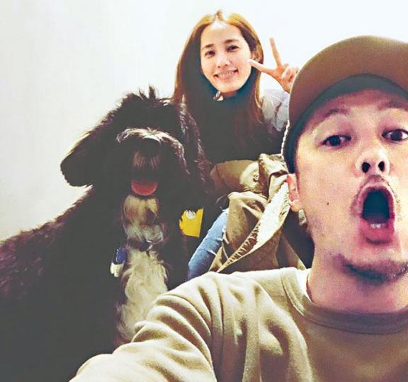 ■余文樂出門有老婆和愛犬送，認真恩愛。互聯網圖片