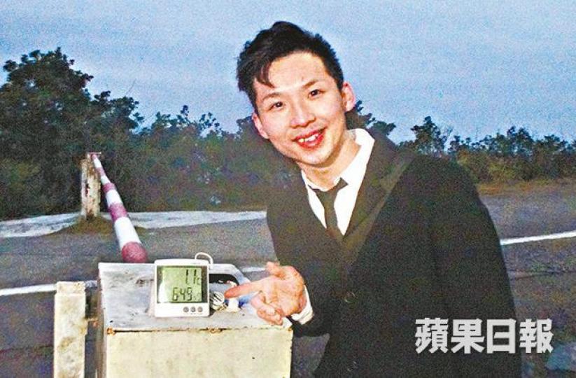 ■衣衫單薄的鄧先生昨清晨到大帽山賞霜,最終未能如願,當時山上氣溫只得1.1℃。 ■衣衫單薄的鄧先生昨清晨到大帽山賞霜,最終未能如願,當時山上氣溫只得1.1℃。