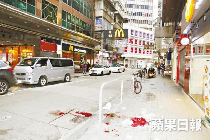 ■傷人案現場遺下大灘血迹。 ■傷人案現場遺下大灘血迹。