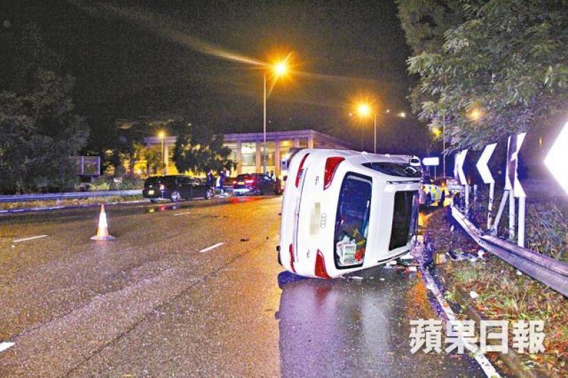 ■涉事私家車疑天雨路滑跣胎翻側。 ■涉事私家車疑天雨路滑跣胎翻側。