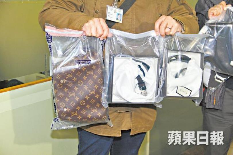 ■警方起回失物,當中包括LV袋及Gucci皮帶。徐雲庭攝■的士司機涉盜乘客財物,被拘捕帶署。■姓李事主稱曾追前拍打車窗。 ■警方起回失物,當中包括LV袋及Gucci皮帶。徐雲庭攝■的士司機涉盜乘客財物,被拘捕帶署。■姓李事主稱曾追前拍打車窗。