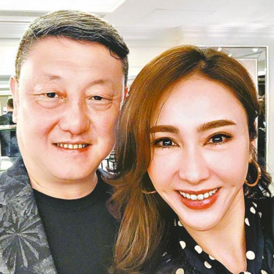 ■黎姿在微博貼出與韓磊合照，完全沒有老態。