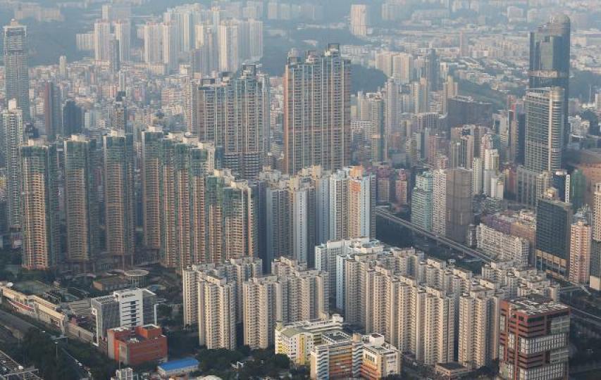■推出樓市辣招是因為太多資金,因此,期望辣招會帶來樓價下跌是「堅離地」。資料圖片 ■推出樓市辣招是因為太多資金,因此,期望辣招會帶來樓價下跌是「堅離地」。資料圖片