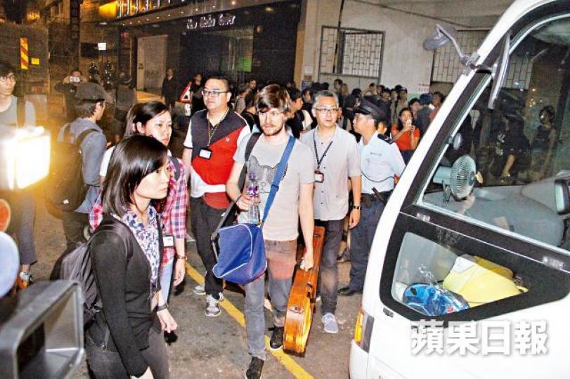 ■去年5月,樂隊TTNG在HA演出期間遇入境處放蛇,成員包括主音(中)被帶走。 ■去年5月,樂隊TTNG在HA演出期間遇入境處放蛇,成員包括主音(中)被帶走。