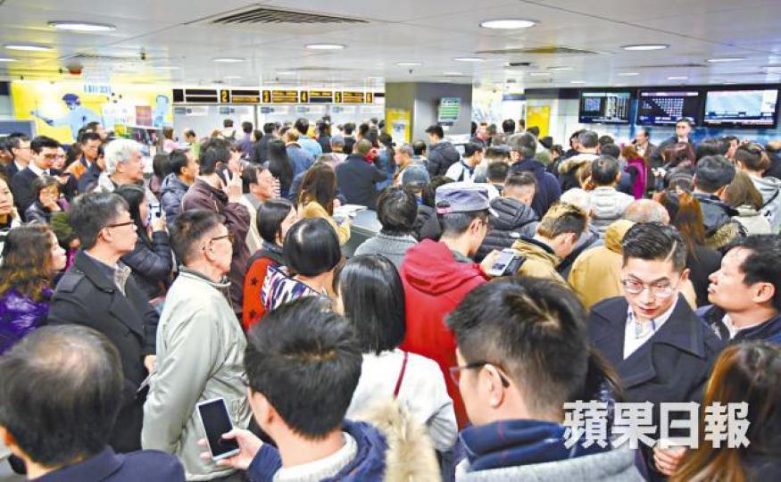 ■中環士丹利街投注站昨午膳時間逼滿買六合彩的市民。黃耀興攝許先生黃先生 ■中環士丹利街投注站昨午膳時間逼滿買六合彩的市民。黃耀興攝許先生黃先生