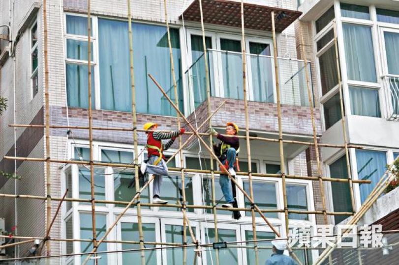 ■工人昨在鄭若驊獨立屋外搭棚。夏家朗攝 ■工人昨在鄭若驊獨立屋外搭棚。夏家朗攝