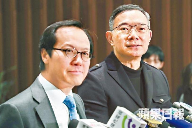 ■謝偉俊(右)稱委員會調查UGL案困難重重;左為委員梁繼昌。 ■謝偉俊(右)稱委員會調查UGL案困難重重;左為委員梁繼昌。